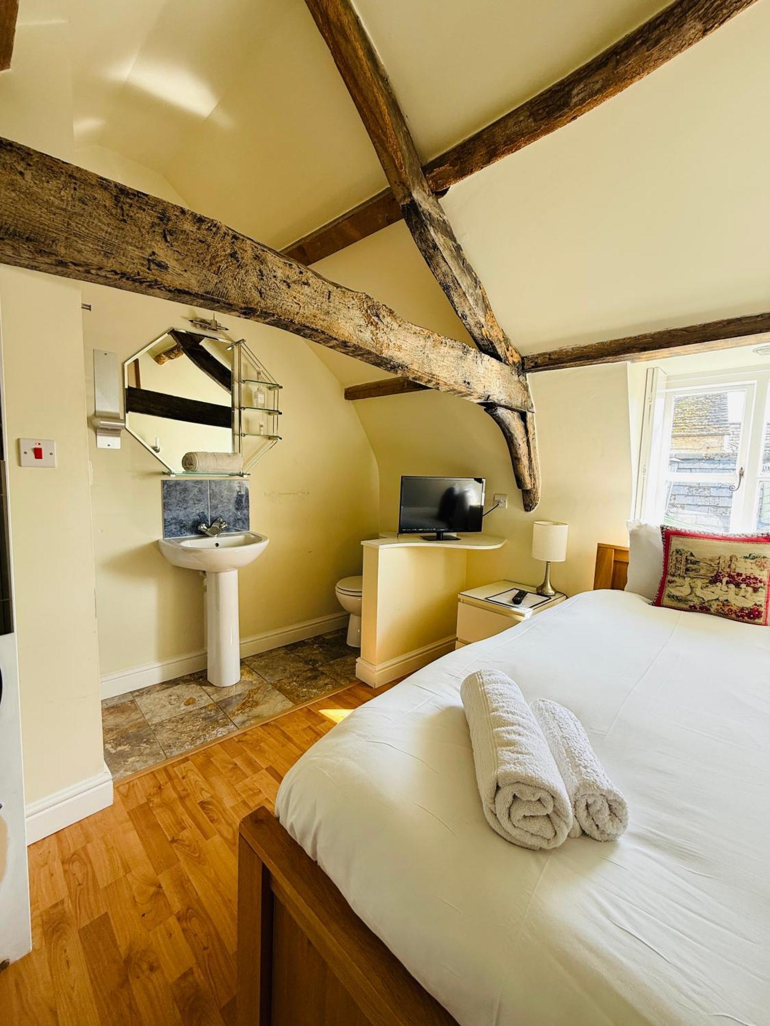 The Vale Hotel Cricklade Room photo