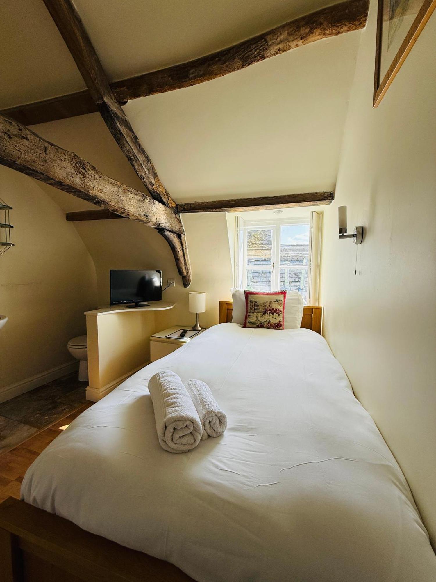The Vale Hotel Cricklade Room photo