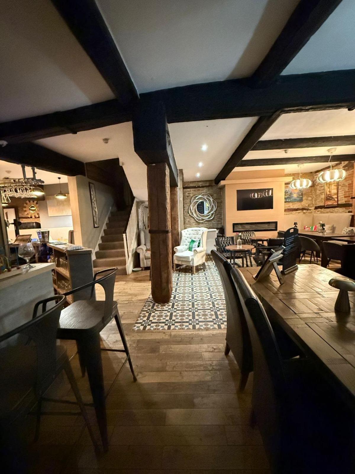 The Vale Hotel Cricklade Exterior photo
