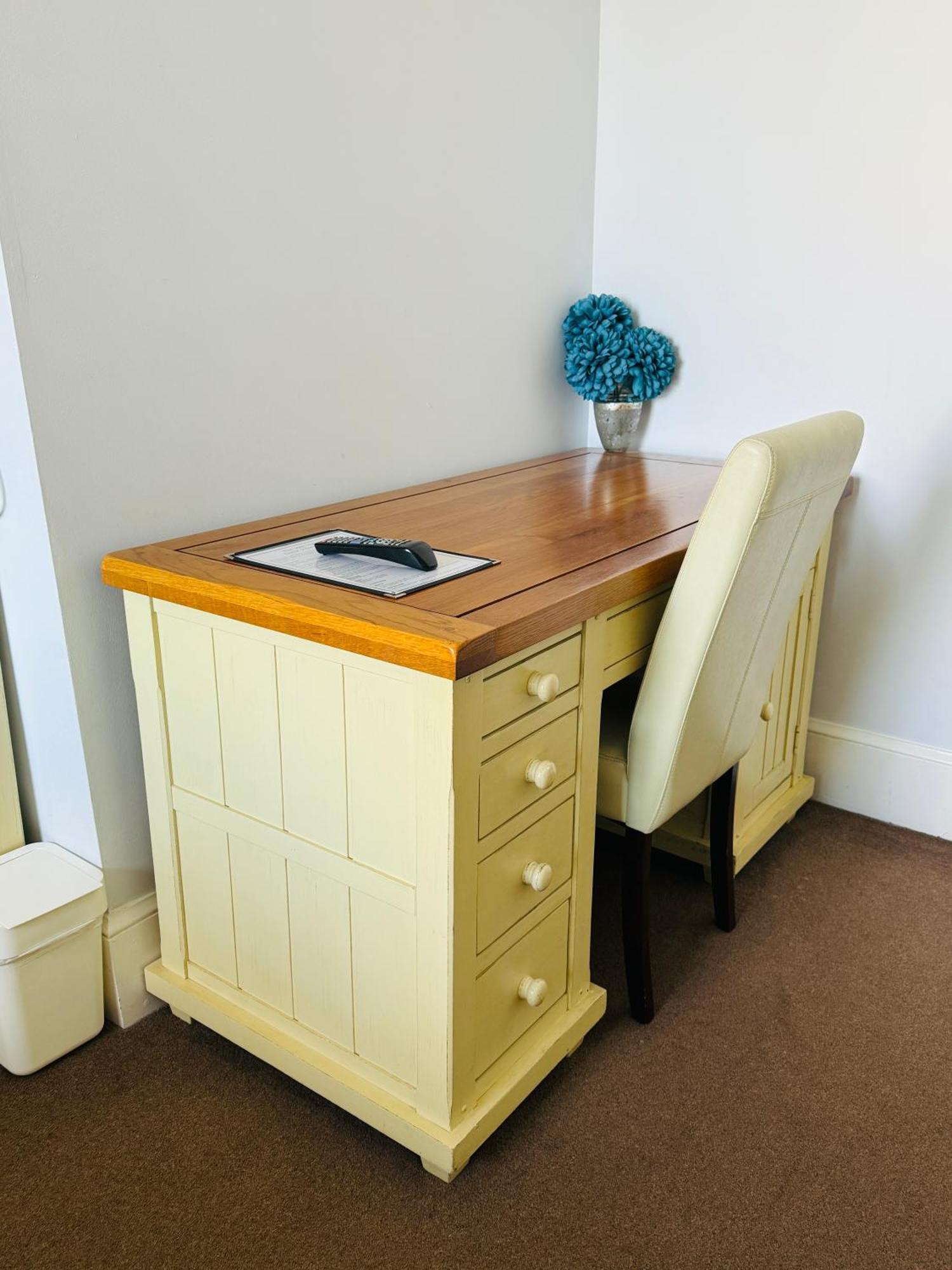 The Vale Hotel Cricklade Room photo