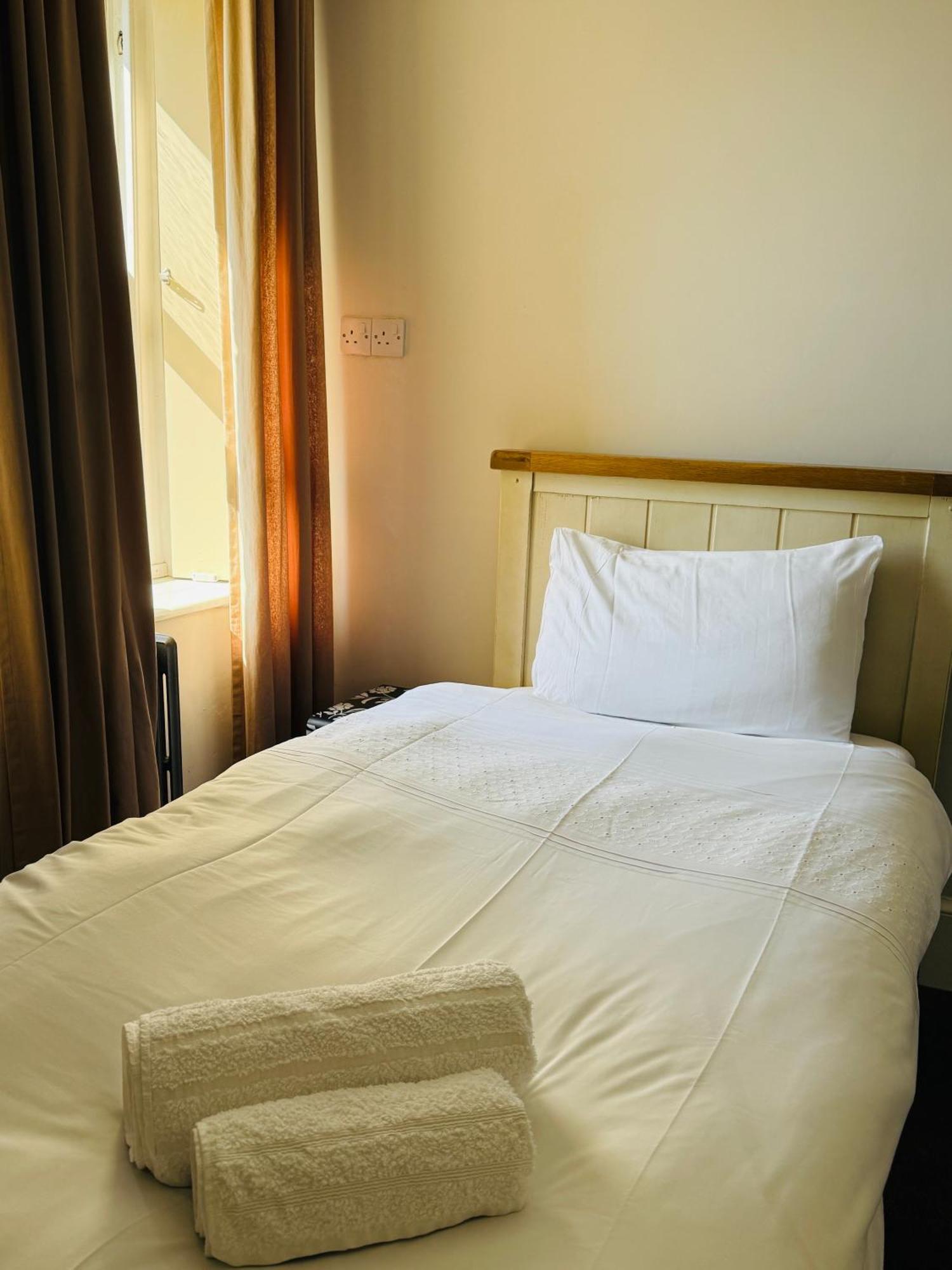 The Vale Hotel Cricklade Room photo