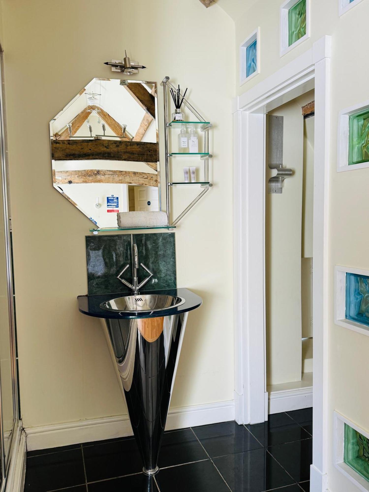 The Vale Hotel Cricklade Room photo