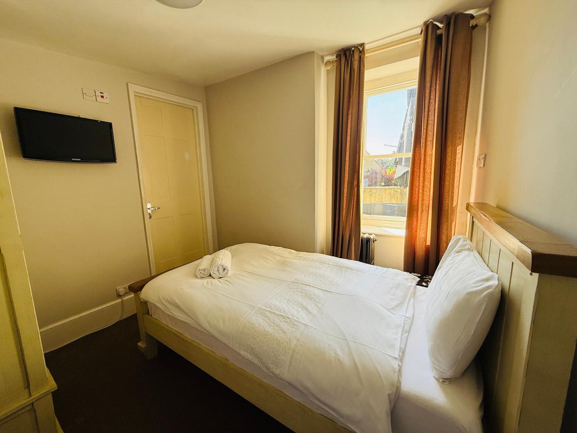 The Vale Hotel Cricklade Room photo